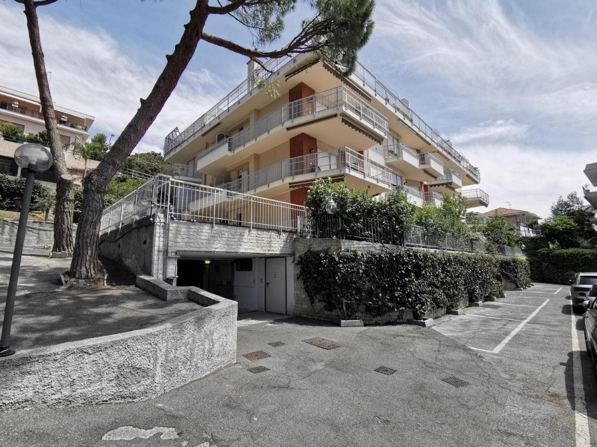 Wh - Appartamento Siccardi In Zona Residenziale Con Posto Auto Sanremo Bagian luar foto